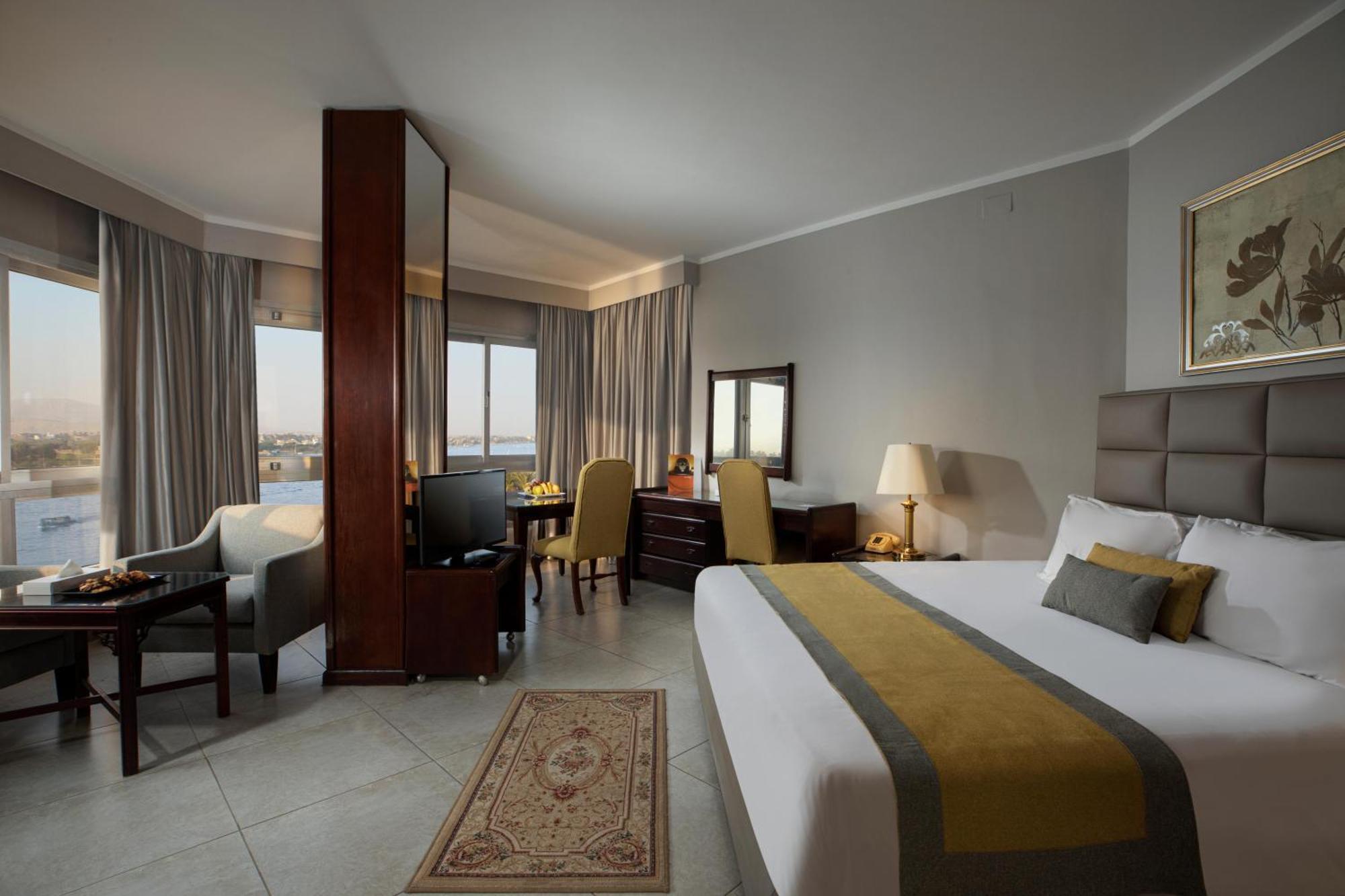 พีรามิซา ลักซอร์ โฮเต็ล แอนด์ สวีท Hotel ภายนอก รูปภาพ