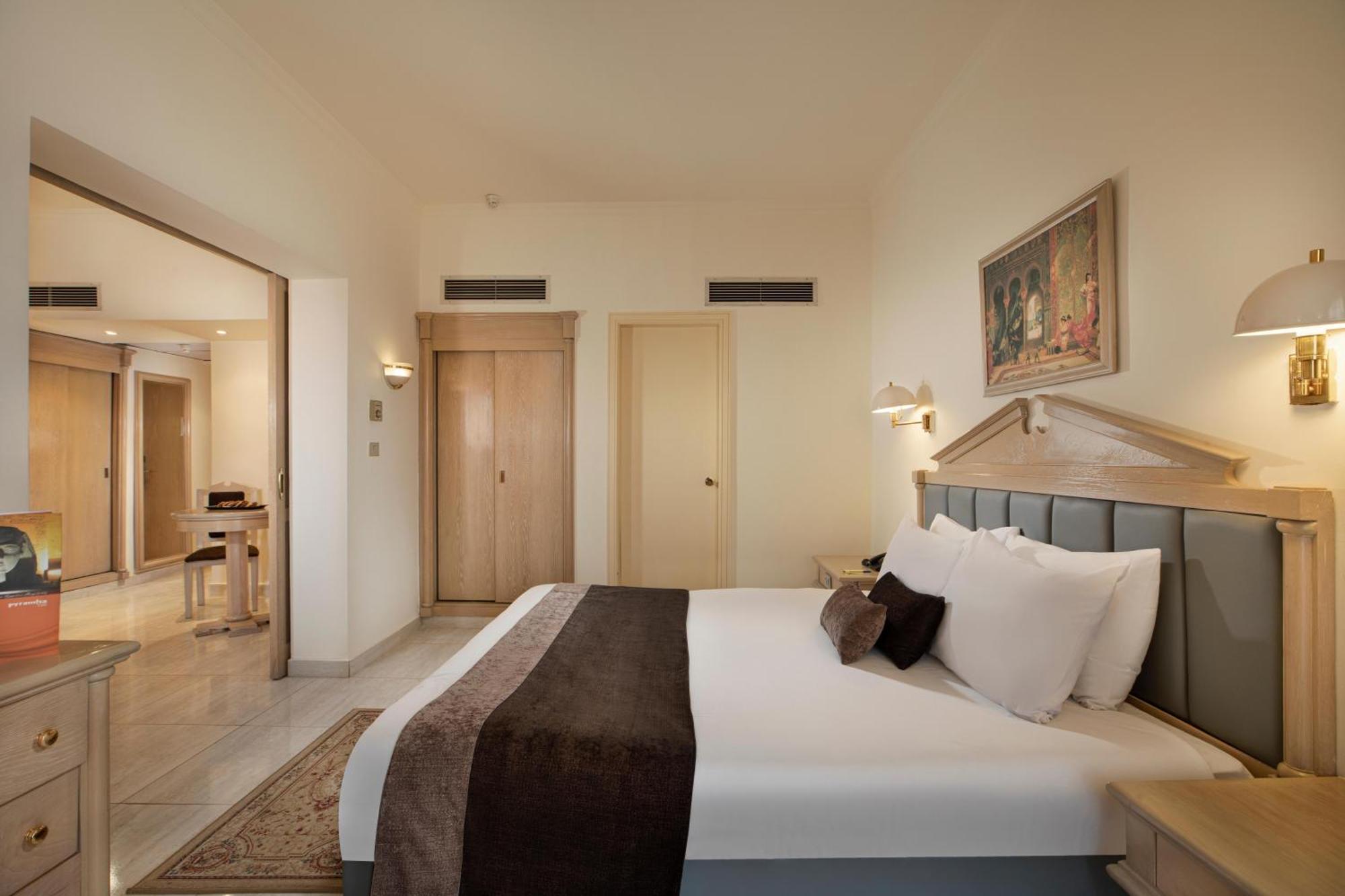 พีรามิซา ลักซอร์ โฮเต็ล แอนด์ สวีท Hotel ภายนอก รูปภาพ