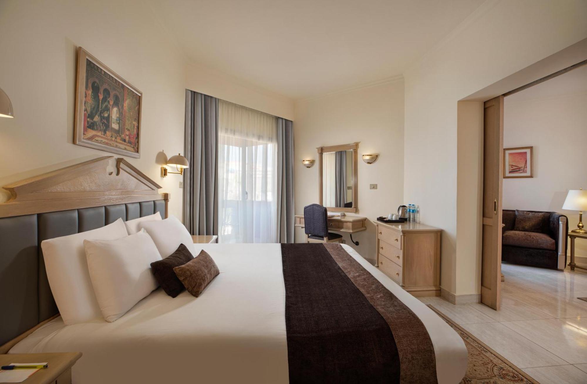 พีรามิซา ลักซอร์ โฮเต็ล แอนด์ สวีท Hotel ภายนอก รูปภาพ